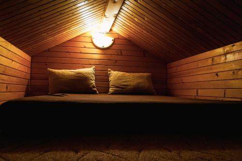 a room with a bed in a wooden wall at Tatralandia-Liptov Chatky in Liptovský Mikuláš