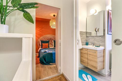 une petite salle de bain avec un lit et un lavabo dans l'établissement La Vermeillade Appartement Privé, à Congéniès