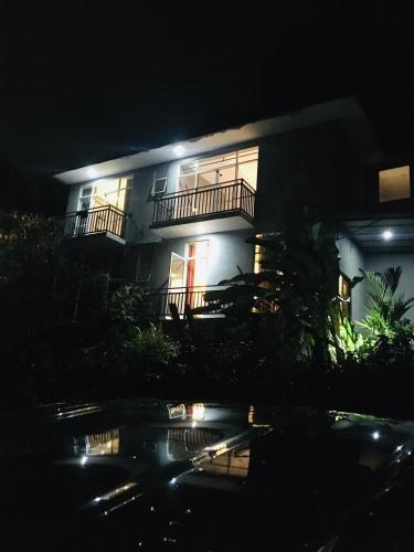 Bangunan di mana terletaknya rumah tamu ini