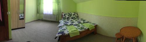 a bedroom with a bed and a chair in it at У Ондраша in Yasinya