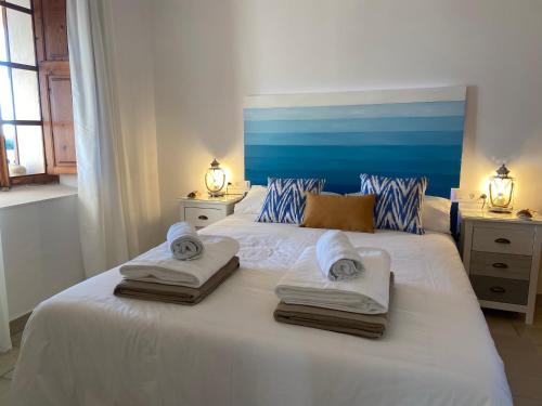 Postel nebo postele na pokoji v ubytování "Es Vell Marí" Casa en primera línea con vistas al mar, parking privado y WiFi