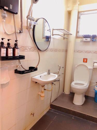 Un baño de 101 Sky Mirror Homestay