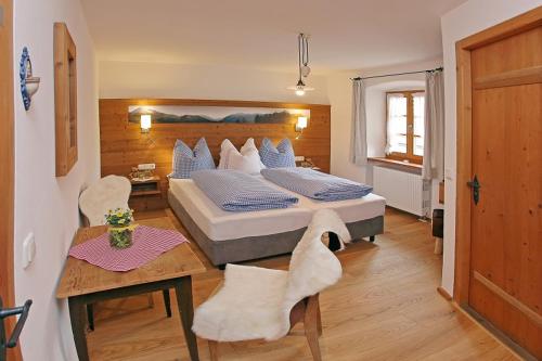 Tempat tidur dalam kamar di Gästehaus Lechner