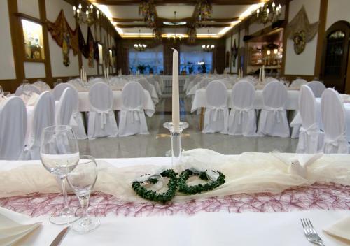 a table with wine glasses and a heart on it at Hotel & Restaurant Krone in Kestert