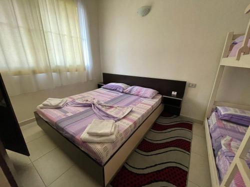 ein Schlafzimmer mit einem Bett mit Handtüchern darauf in der Unterkunft Aparthotel Vila Tufi in Velipojë