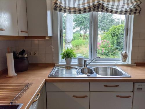 cocina con fregadero y ventana en Haus Hygge en Holm