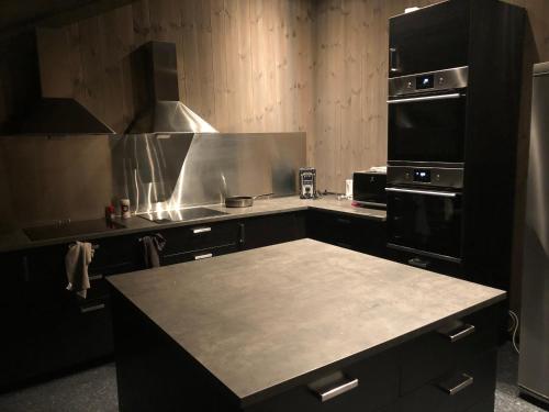 uma cozinha com um fogão e uma bancada em Hytte på Myhre Gård em Skammestein