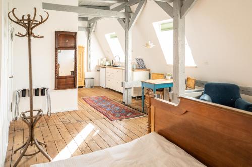 フーズムにあるGasthaus Lammkontorの部屋にベッドと机がある寝室