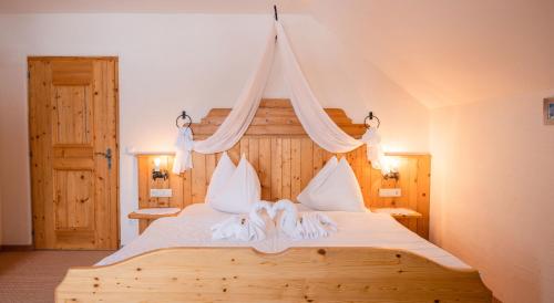 Un pat sau paturi într-o cameră la Bio-Bauernhof Simonbauer