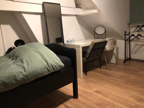 Giường trong phòng chung tại City Center Enschede Homestay