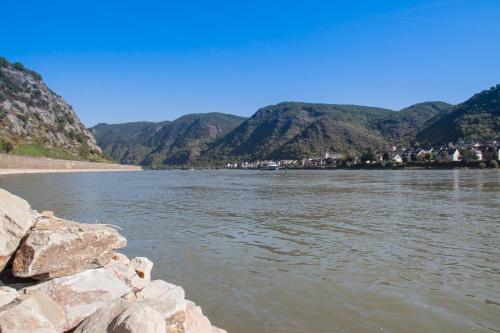 a view of a river with mountains in the background at Hotel & Restaurant Krone in Kestert