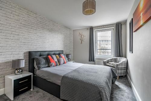 Säng eller sängar i ett rum på amazing apartments - Cables Wynd near The Shore - Free Parking