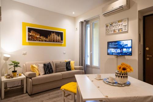 Lemon Suite - Fiera Milano - City Life في ميلانو: غرفة معيشة مع أريكة وطاولة