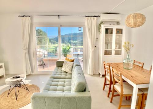 StayMenorca Redescubre la paz في سون بارك: غرفة معيشة مع أريكة وطاولة خشبية