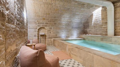 Ένα μπάνιο στο Le Petit Beaumarchais Hotel & Spa