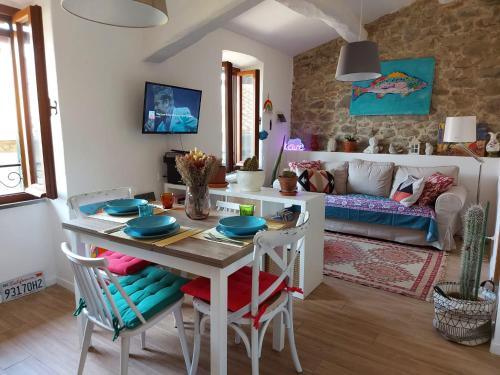 una cucina e un soggiorno con tavolo e sedie di I Colori del Lago a Passignano sul Trasimeno