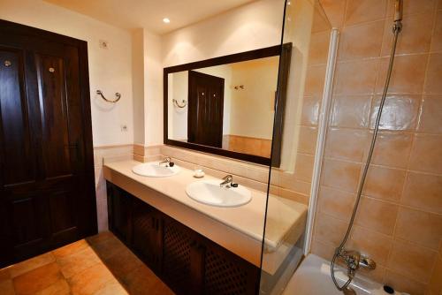 Kamar mandi di HL 007 Holiday rentals 4 Bedrooms 4 Bathroom villa with private pool