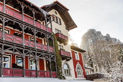 un edificio con edera che cresce su un lato di esso di Grand Hotel Wolkenstein a Selva di Val Gardena