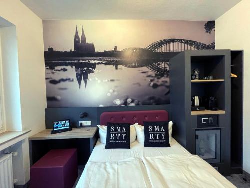a bedroom with a large mural of a city at SMARTY Cologne Dom Hotel - Boardinghouse - KONTAKTLOSER SELF CHECK-IN in Cologne