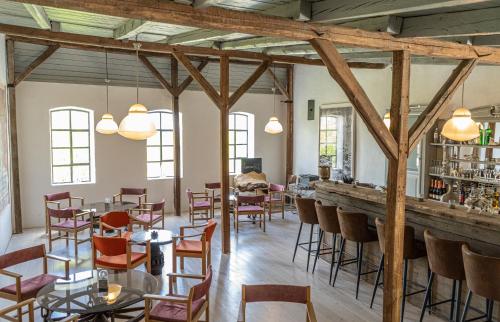 un restaurante con mesas y sillas y un bar en Gasthaus Lammkontor en Husum