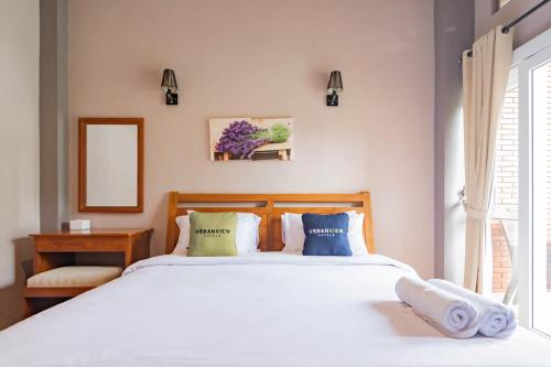 Postel nebo postele na pokoji v ubytování Urbanview Hotel Syariah Insani Cisarua Puncak