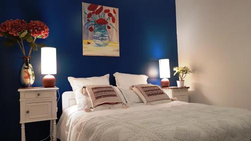 Postel nebo postele na pokoji v ubytování Petit patio en centre ville