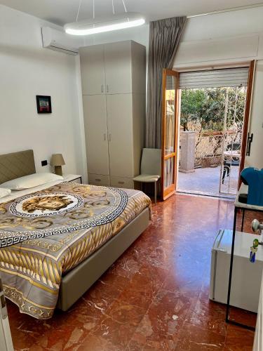 Schlafzimmer mit einem Bett und einer Glasschiebetür in der Unterkunft Rooms lungomare in Crotone