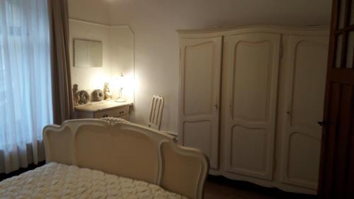 um quarto com uma cama, uma cómoda e um candeeiro em Chez Len & Filipp em Bouillon