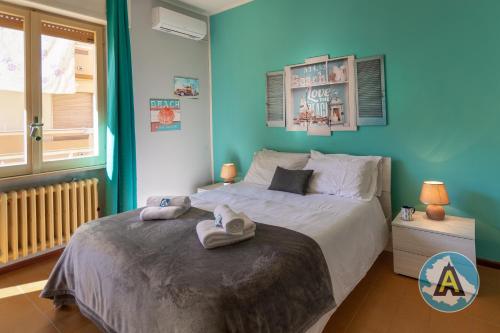 a bedroom with a bed with towels on it at Casa Del Bello - Appartamento di fronte al mare a Silvi in Silvi Marina