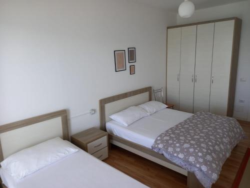 Llit o llits en una habitació de Hermes Apartment