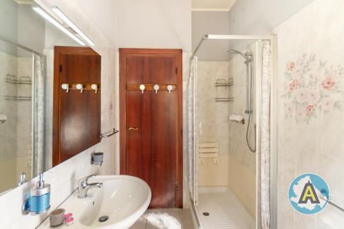 Et badeværelse på Casa Del Bello - Appartamento di fronte al mare a Silvi