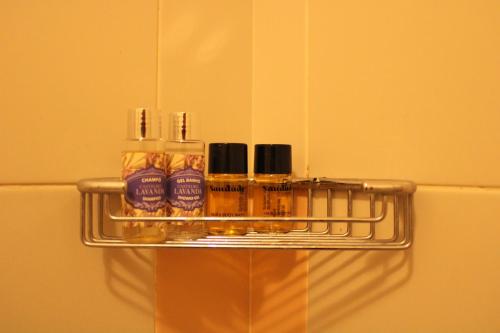 een plank met flessen essentiële oliën in de badkamer bij Canto do Rossio in Vidigueira