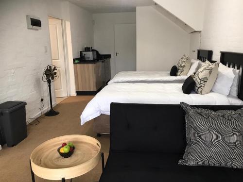 1 dormitorio con cama, sofá y mesa en Hilton Bella Vista en Hilton