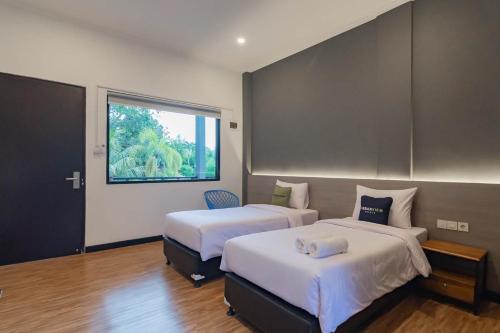 Łóżko lub łóżka w pokoju w obiekcie Urbanview Hotel Sagara Bogor