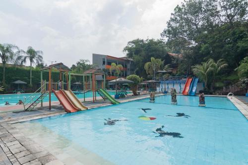 茂物的住宿－Urbanview Hotel Sagara Bogor，一座大型游泳池,人们在水中玩耍