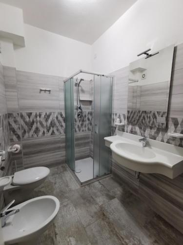 a bathroom with two sinks and a shower at Agriturismo Brace in Santa Domenica