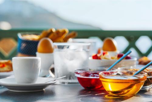 - une table avec des bols et des tasses de nourriture dans l'établissement Aelia Apartments & Suites, à Livadi Astypalaias