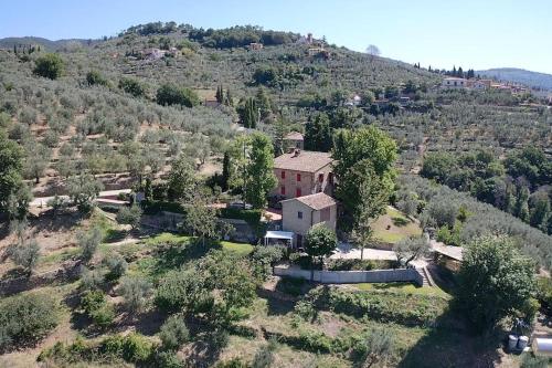 una vista aérea de una casa en una colina en Villa Vestra in Vinci holiday home en Vinci