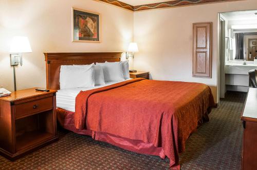 A bed or beds in a room at Quality Inn & Suites Las Cruces - University Area