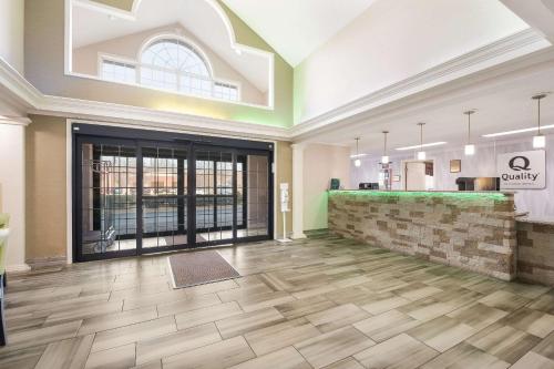 an empty lobby of a hospital with a waiting room at Quality Inn Alcoa Knoxville in Alcoa