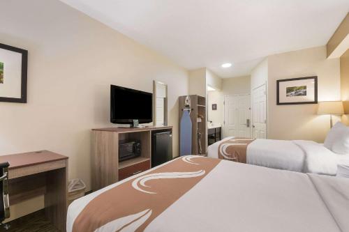 um quarto de hotel com duas camas e uma televisão de ecrã plano em Quality Inn Alcoa Knoxville em Alcoa