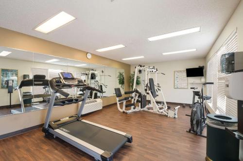 a gym with exercise equipment and a treadmill at Quality Inn Alcoa Knoxville in Alcoa