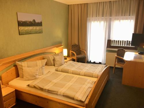 a hotel room with two beds and a desk at Gasthaus Stuckatz in Dollenchen