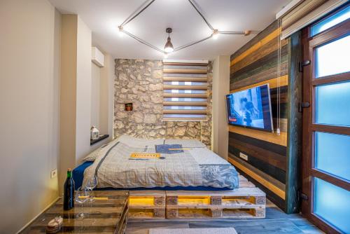 - une chambre avec un grand lit et une fenêtre dans l'établissement Apartman_PidžuN, à Cetinje