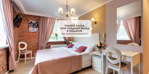 1 dormitorio con 1 cama, mesa y sillas en Art Deco Nevsky, en San Petersburgo