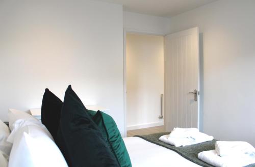 Low Cost, 4 Bed with Parking & Large Garden 10