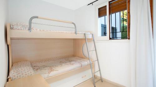 a bunk bed in a room with a window at Clip H-2 - Llafranc in Llafranc