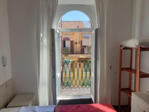 um quarto com uma porta aberta para uma varanda em Guest House Hello Roma em Roma