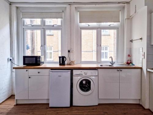 Pass the Keys Lovely Bright & Large Studio Flat, Heart of Hoxton