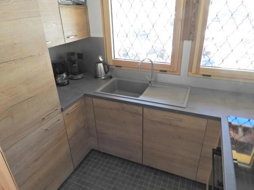 Chalet La Cachette les Getsにあるキッチンまたは簡易キッチン